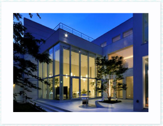 施工実績１_青く佇む美しいデザイナーズハウスの外観